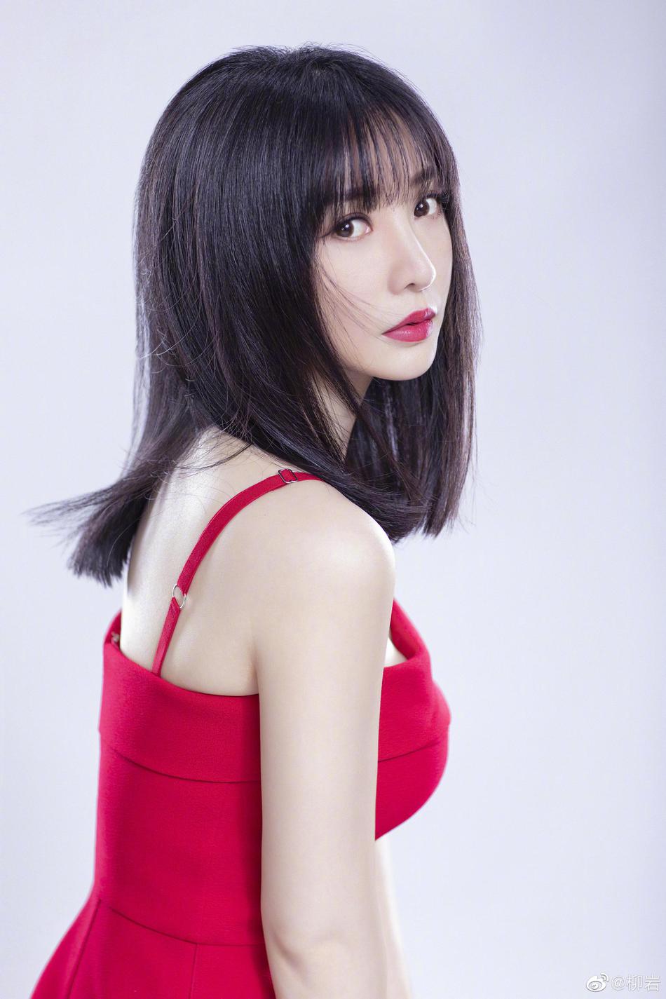 柳岩红裙写真电眼魅惑曲线撩人_图-5
