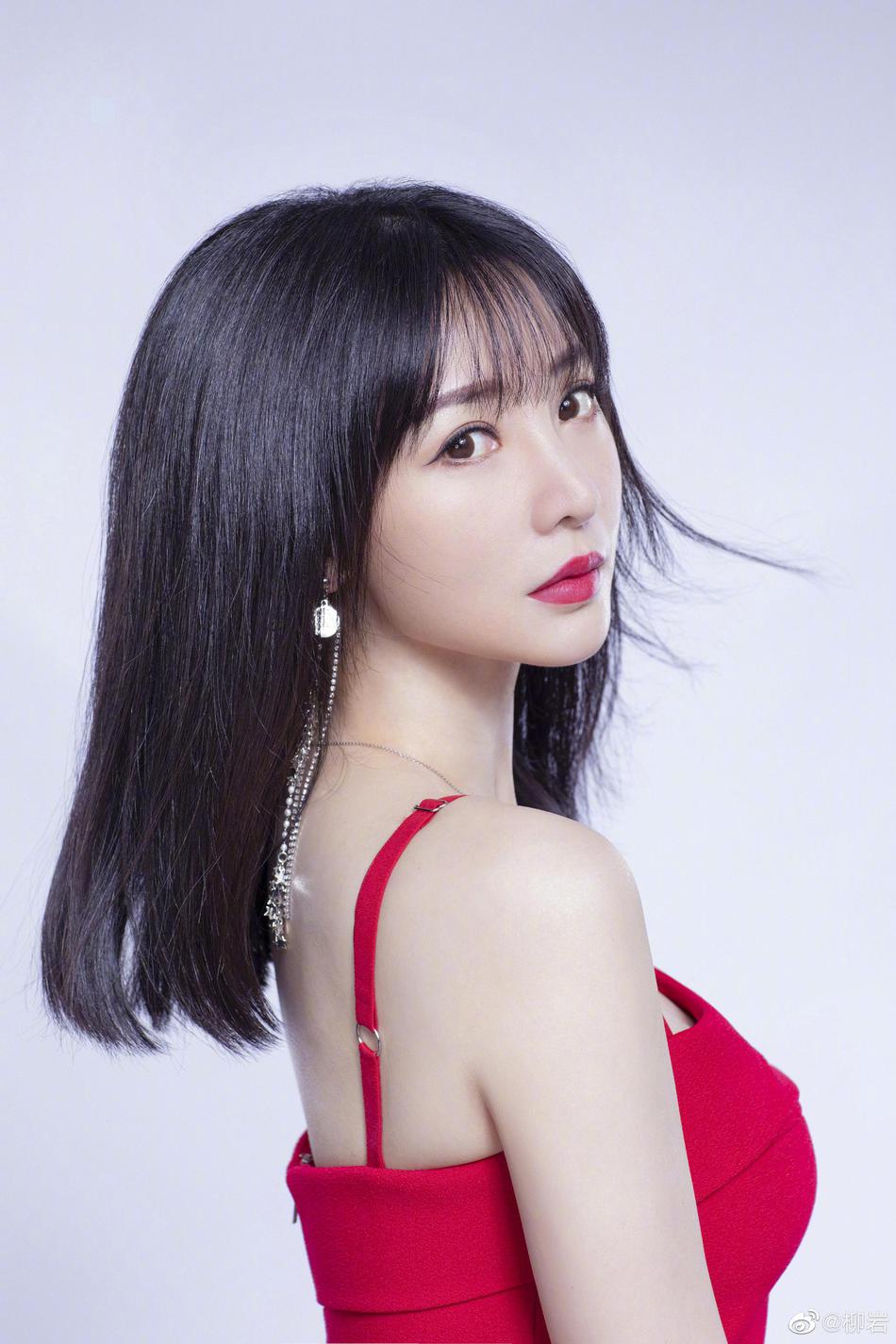 柳岩红裙写真电眼魅惑曲线撩人_图-2
