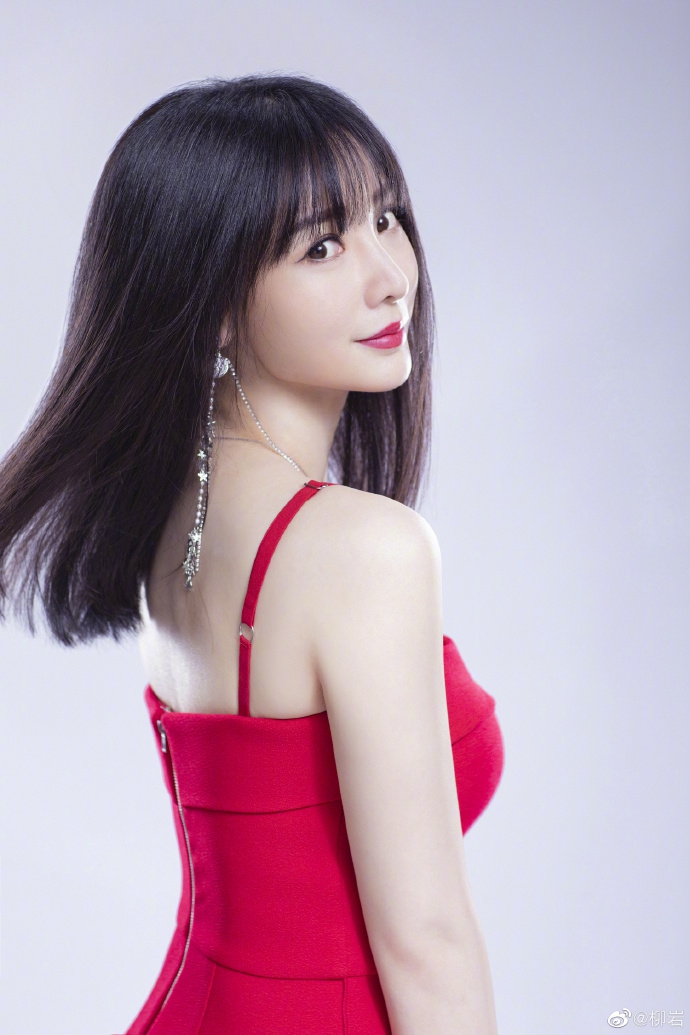 柳岩红裙写真电眼魅惑曲线撩人_图-14