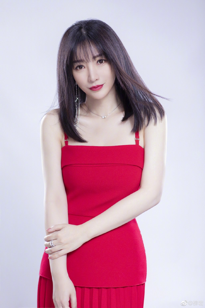 柳岩红裙写真电眼魅惑曲线撩人_图-12