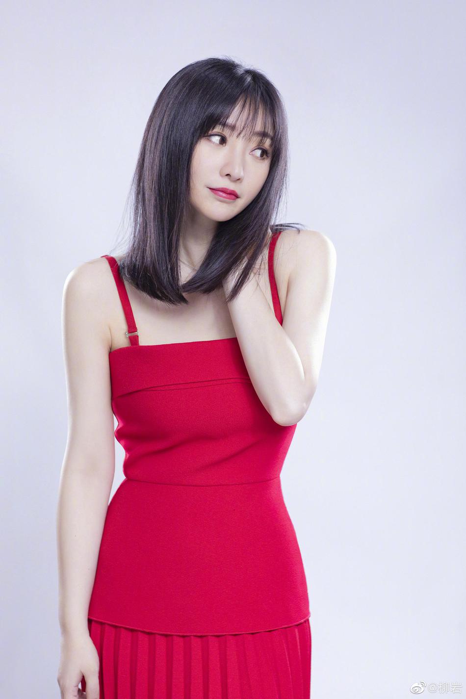 柳岩红裙写真电眼魅惑曲线撩人_图-6