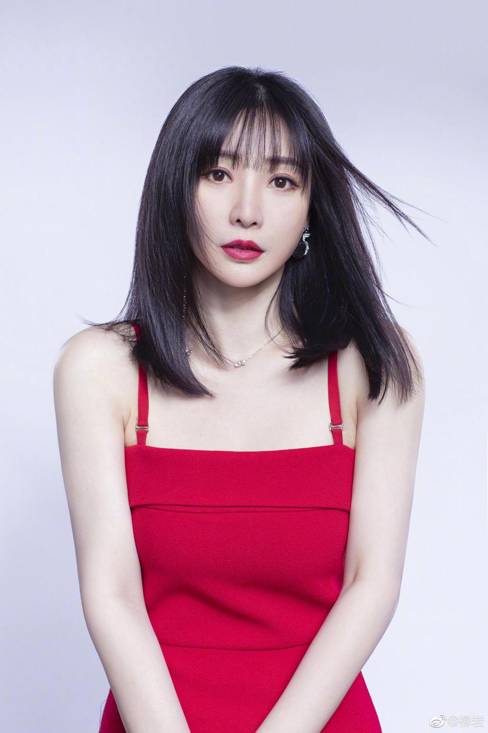 柳岩红裙写真电眼魅惑曲线撩人_图-9