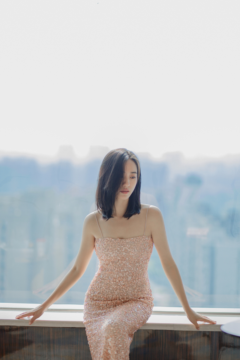 王智“鱼鳞裙”勾勒好身材曲线窈窕曼妙迷人_图-3