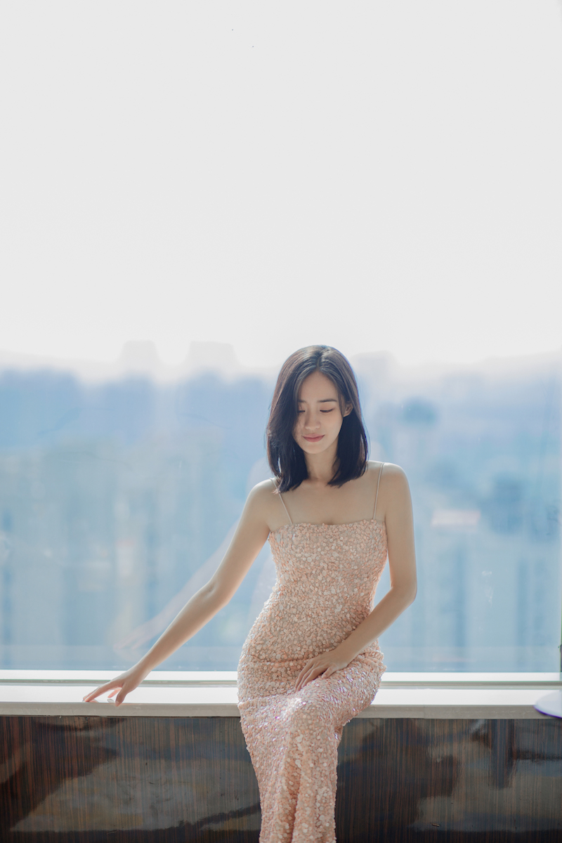 王智“鱼鳞裙”勾勒好身材曲线窈窕曼妙迷人_图-2