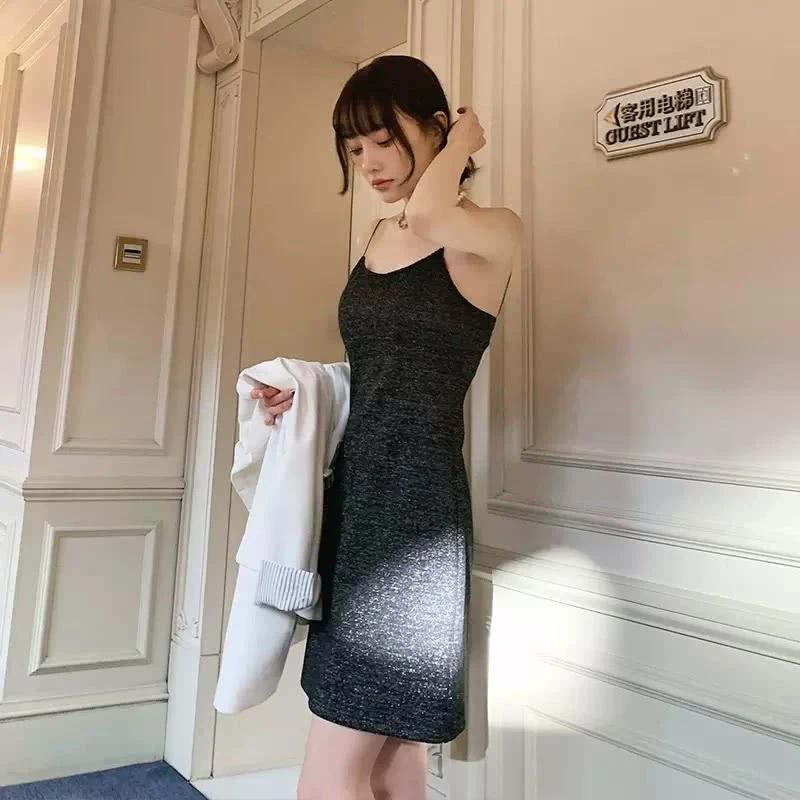 李小璐穿吊带裙拍写真大秀香肩美背_图-4