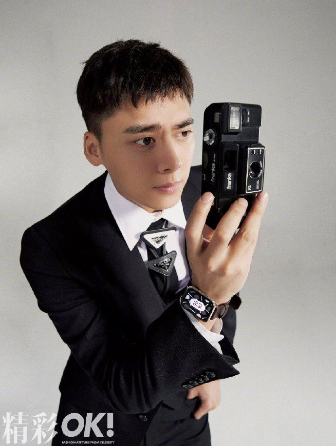 李易峰狗啃刘海变换风格演绎轻熟男_图-6
