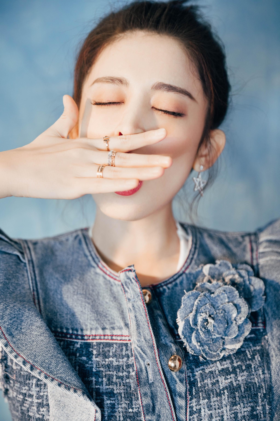 古力娜扎丸子头造型清爽可人_图-9