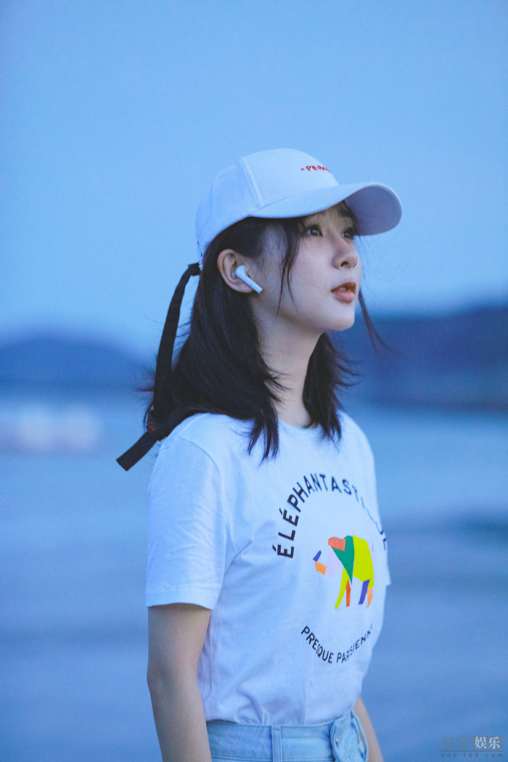 杨紫海边写真清新自然_图-1