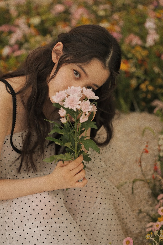 欧阳娜娜化身花间小仙女手捧鲜花恬静浪漫_图-3