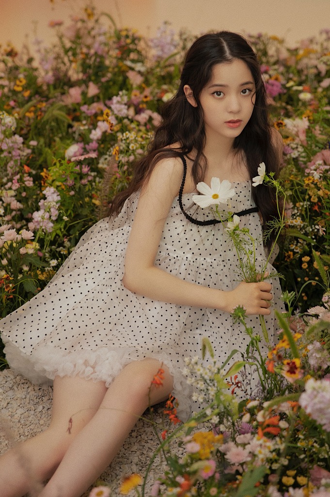 欧阳娜娜化身花间小仙女手捧鲜花恬静浪漫_图-4