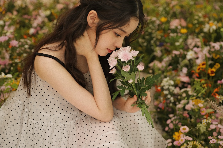 欧阳娜娜化身花间小仙女手捧鲜花恬静浪漫_图-2
