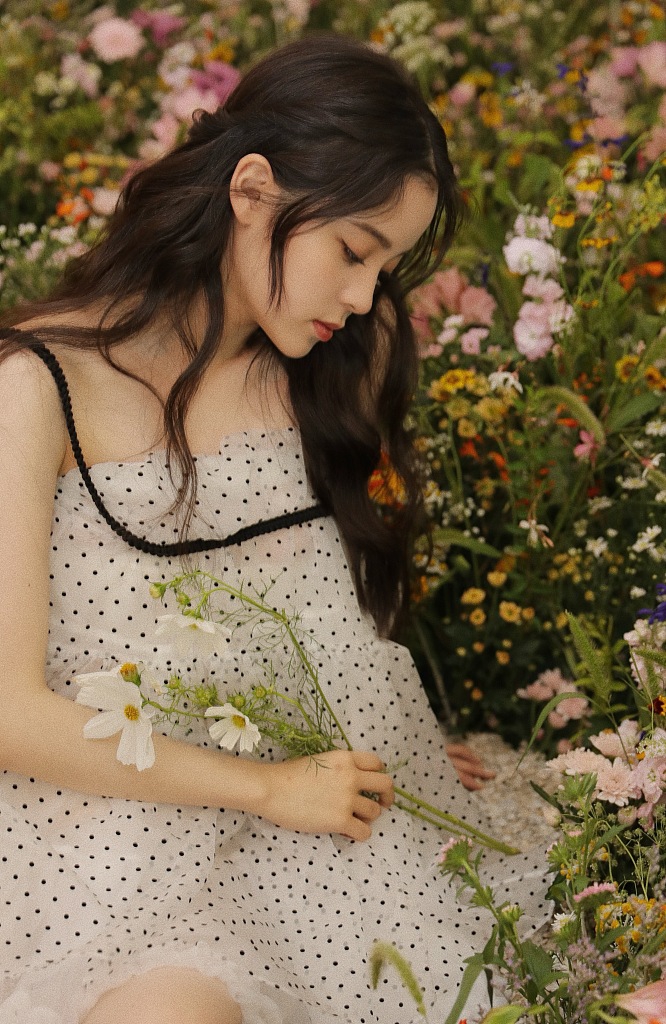 欧阳娜娜化身花间小仙女手捧鲜花恬静浪漫_图-5