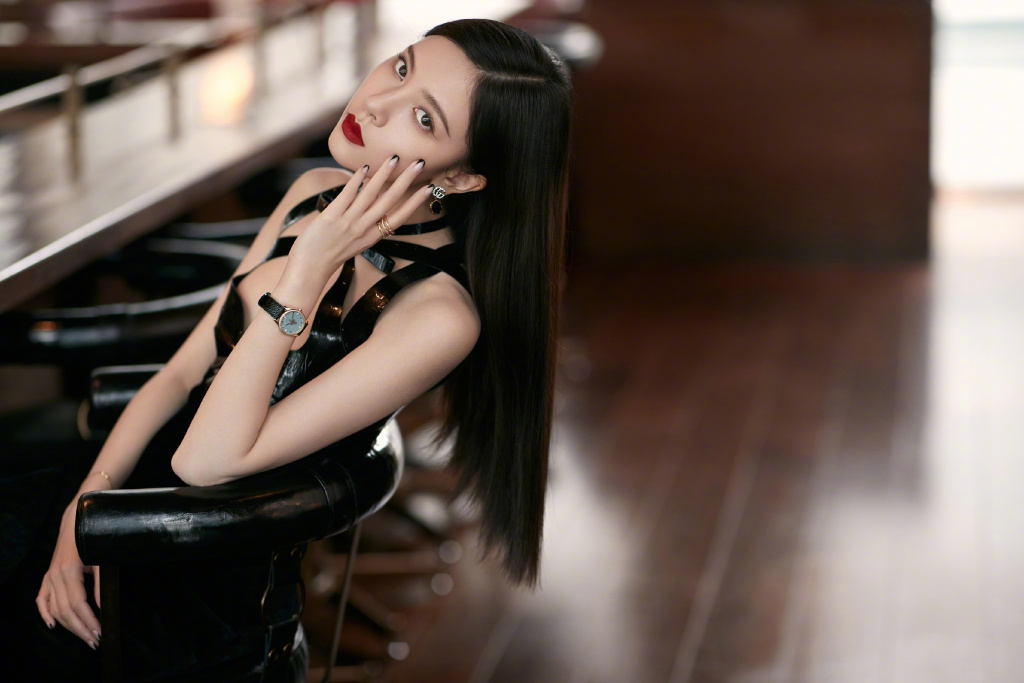 宋妍霏最新写真性感又优雅_图-2
