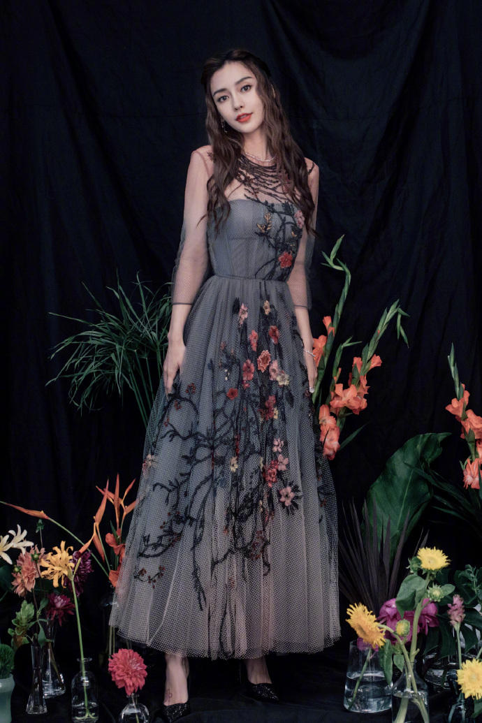 Angelababy鲜花刺绣裙变身俏丽花仙_图-5