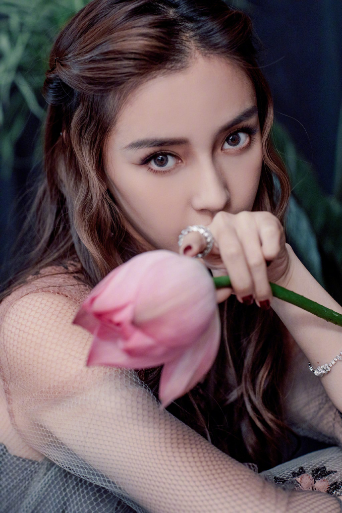 Angelababy鲜花刺绣裙变身俏丽花仙_图-2