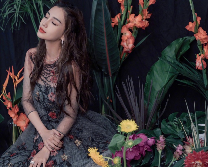 Angelababy鲜花刺绣裙变身俏丽花仙_图-4