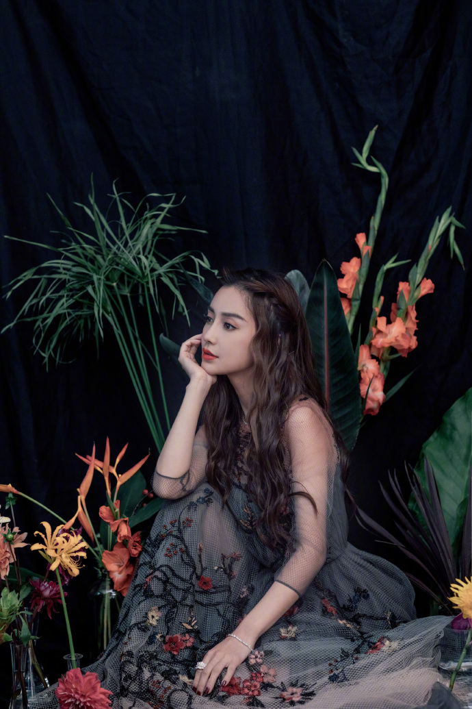 Angelababy鲜花刺绣裙变身俏丽花仙_图-1