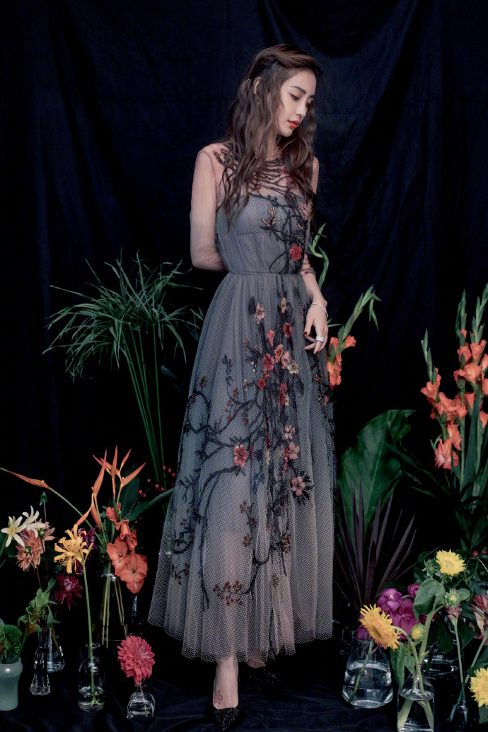 Angelababy鲜花刺绣裙变身俏丽花仙_图-6