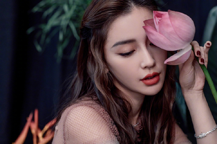 Angelababy鲜花刺绣裙变身俏丽花仙_图-3