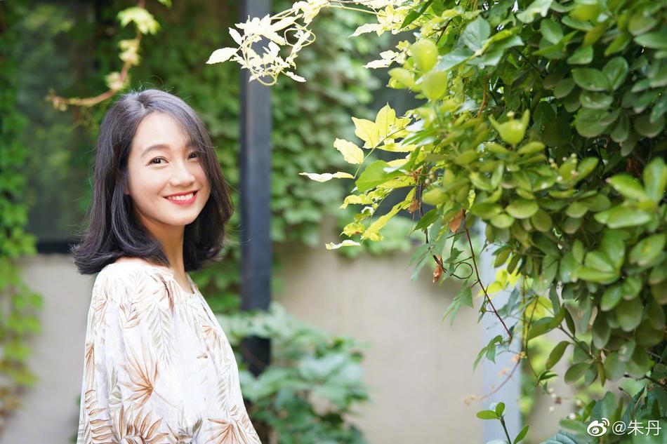 朱丹挺孕肚拍二胎写真低头浅笑气质温婉_图-1