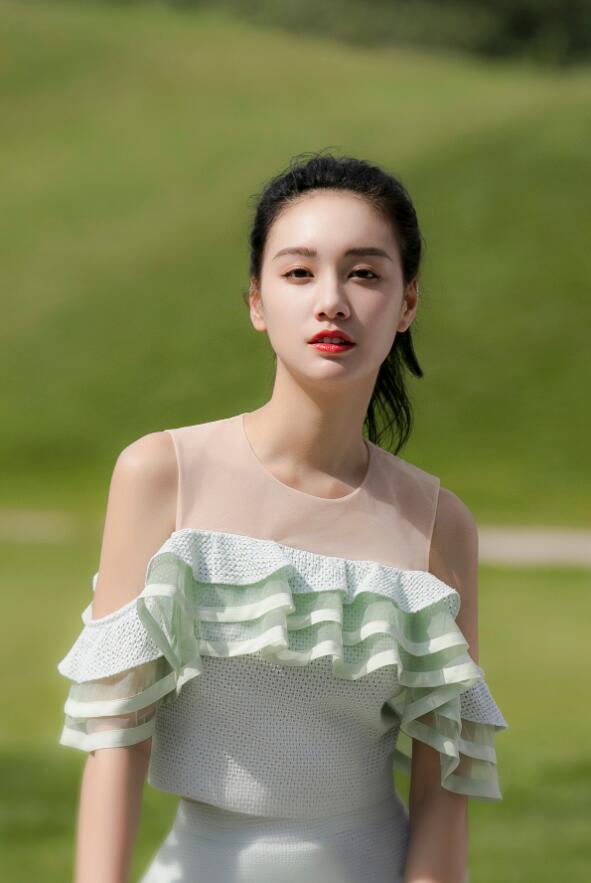 程砚秋夏日清凉写真演绎柔美干练风_图-6