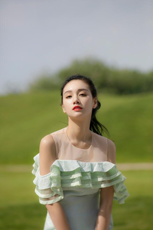 程砚秋夏日清凉写真演绎柔美干练风_图-2