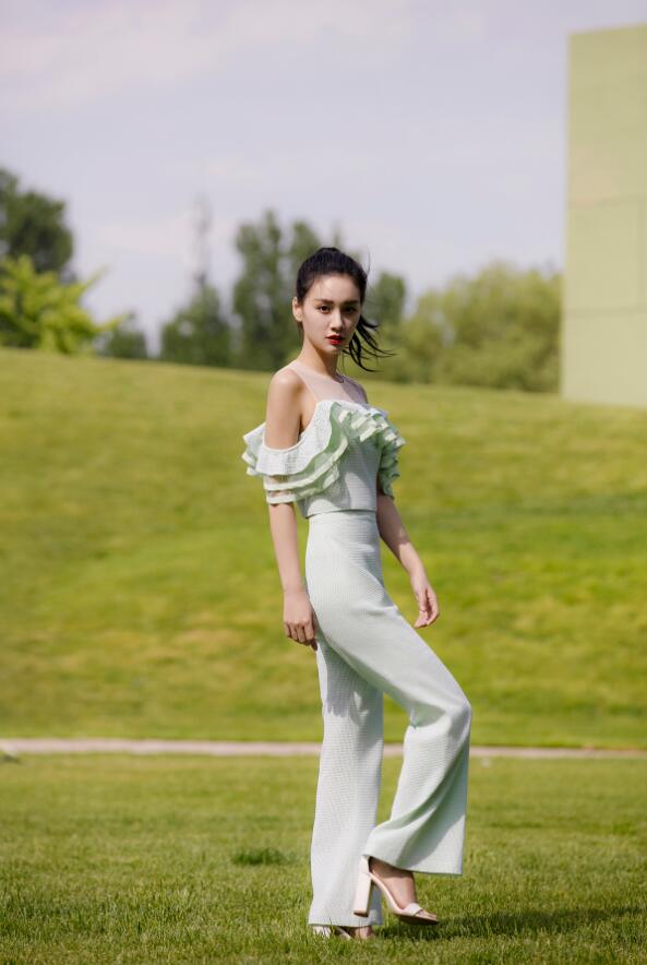 程砚秋夏日清凉写真演绎柔美干练风_图-9