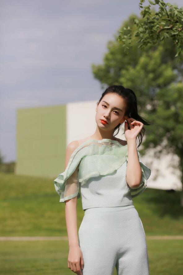 程砚秋夏日清凉写真演绎柔美干练风_图-7