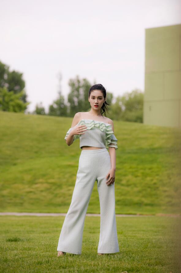 程砚秋夏日清凉写真演绎柔美干练风_图-3