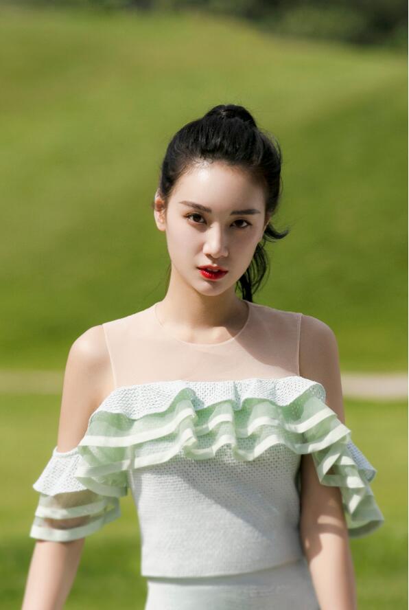 程砚秋夏日清凉写真演绎柔美干练风_图-1
