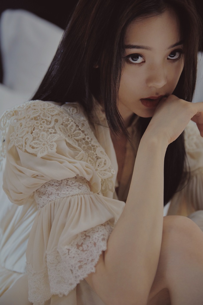 欧阳娜娜最新写真穿睡衣慵懒随性_图-9