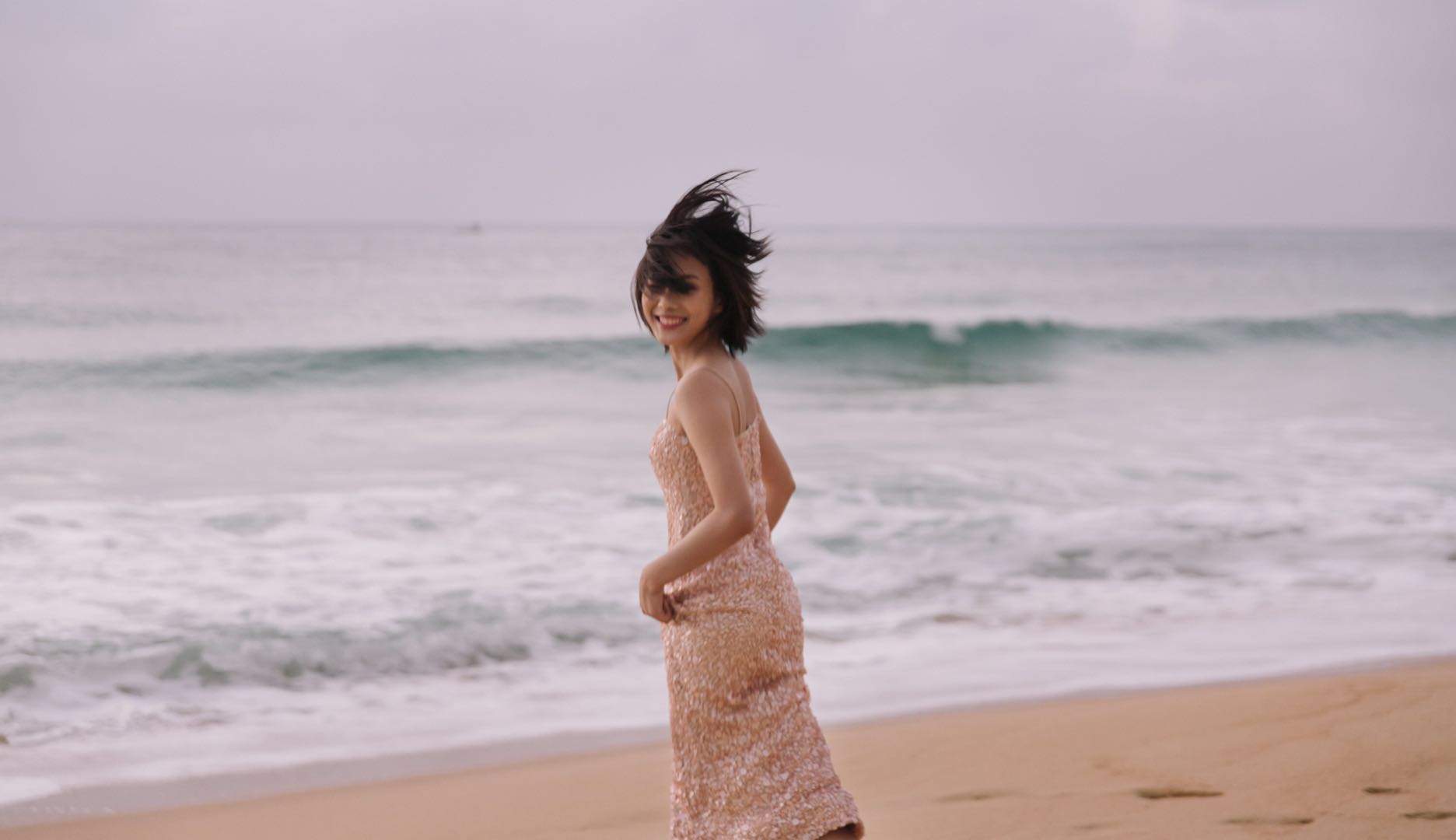 鲁照华夏日海滩写真尽显清新少女元气_图-3