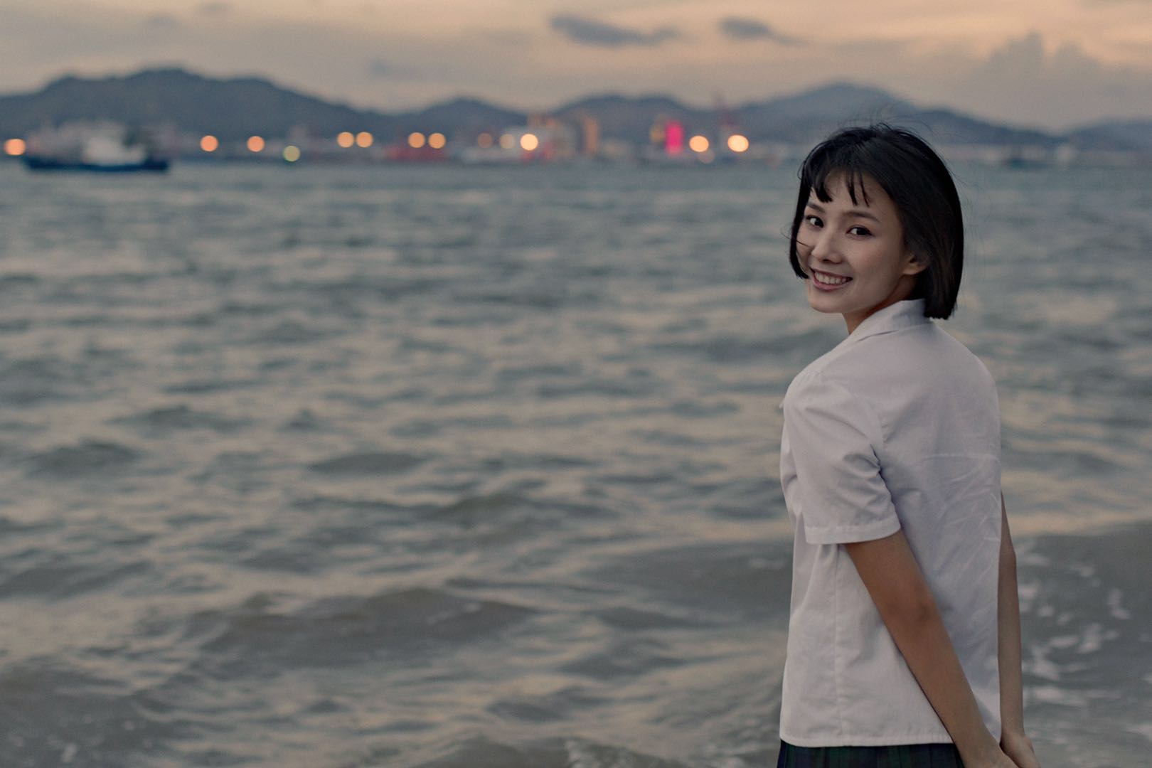鲁照华夏日海滩写真尽显清新少女元气_图-6