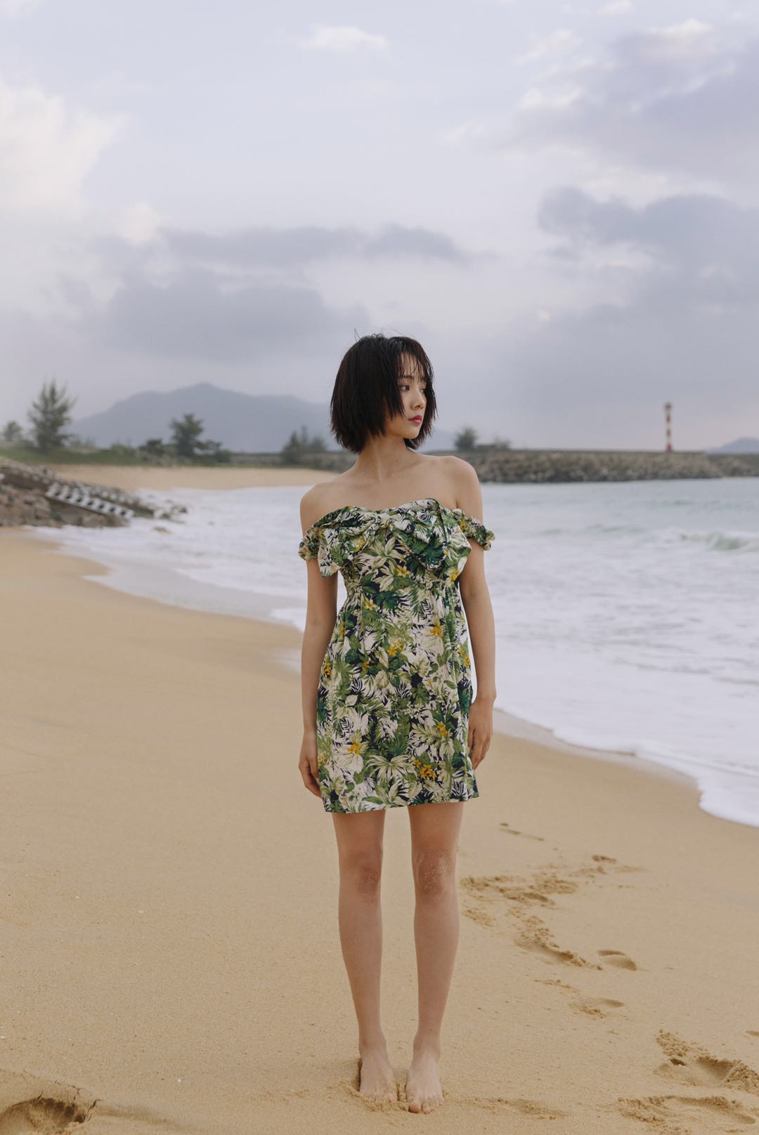 鲁照华夏日海滩写真尽显清新少女元气_图-4