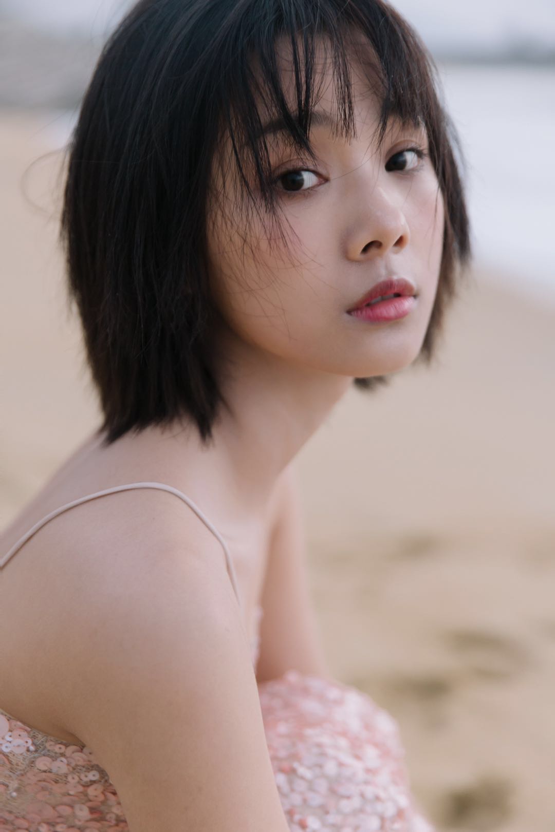 鲁照华夏日海滩写真尽显清新少女元气_图-1
