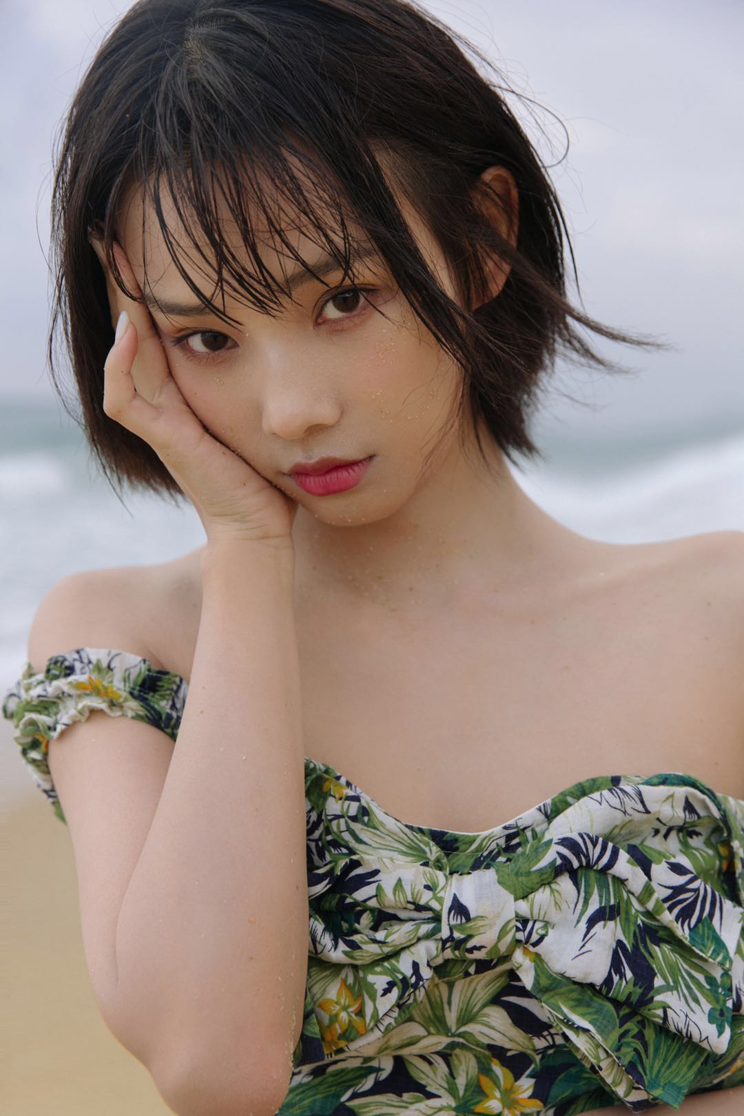 鲁照华夏日海滩写真尽显清新少女元气_图-2