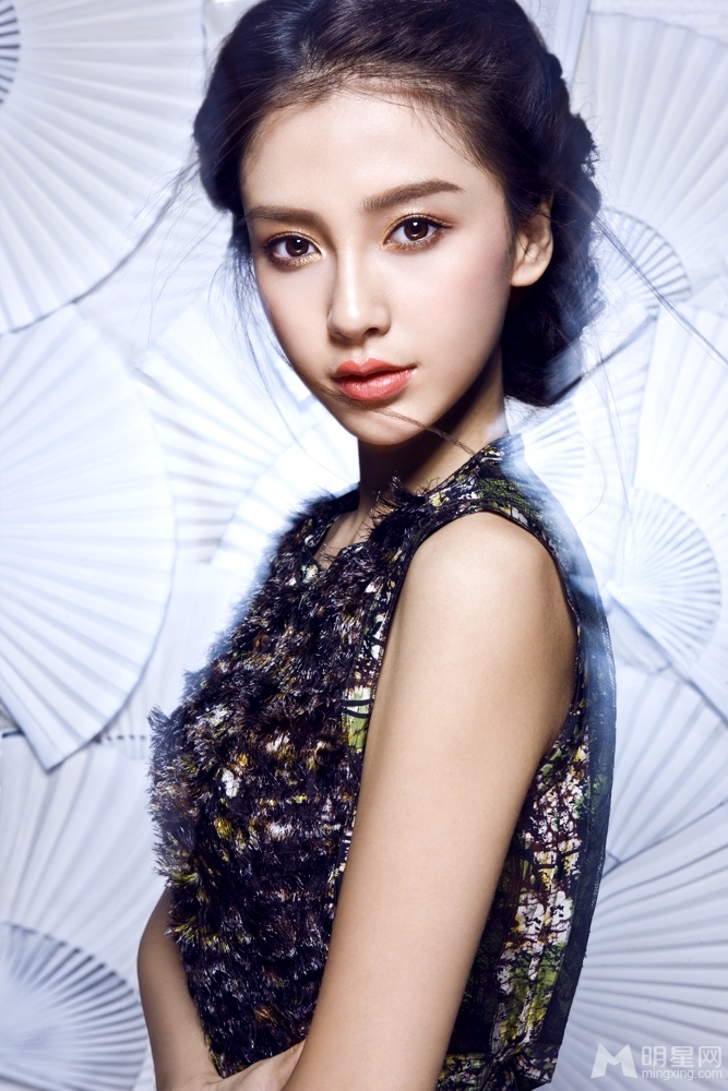 Angelababy迷人红唇登Vogue封面_图-5