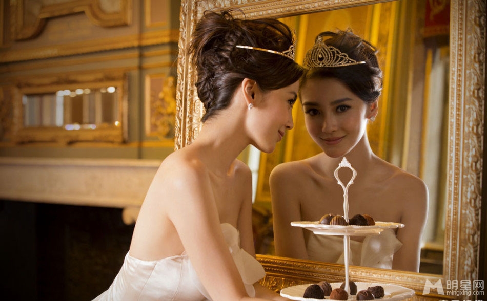Angelababy代言巧克力性感礼服秀光洁美背_图-4