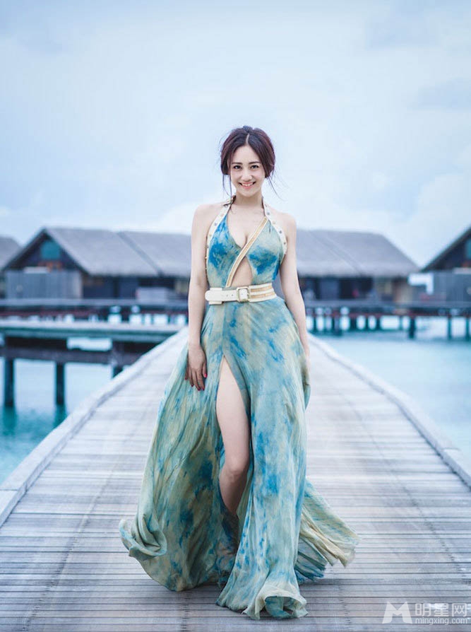 刘芸马尔代夫甜美写真裸背出镜秀性感_图-3