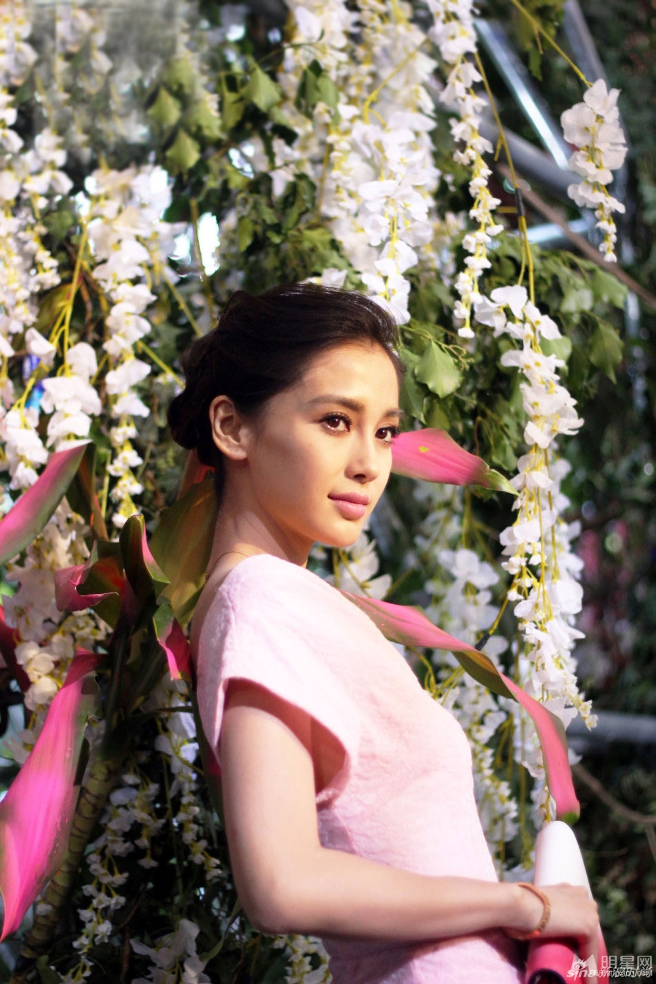 Angelababy巴黎时装周时尚花园大片写真_图-3