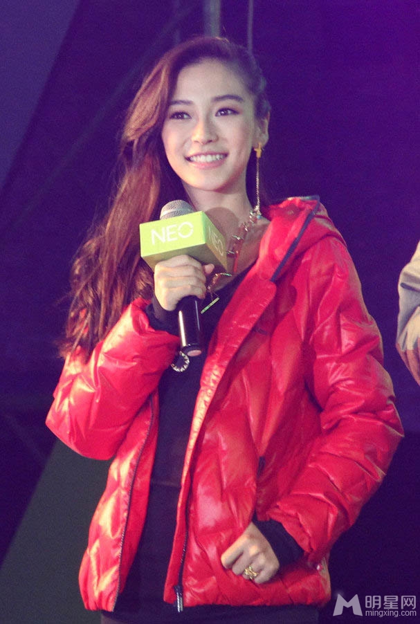 Angelababy亮相休闲风手戴戒指疑婚期将近_图-2