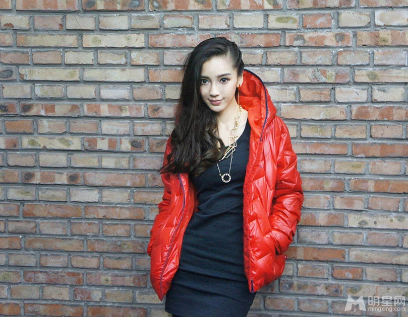 Angelababy亮相休闲风手戴戒指疑婚期将近_图-3