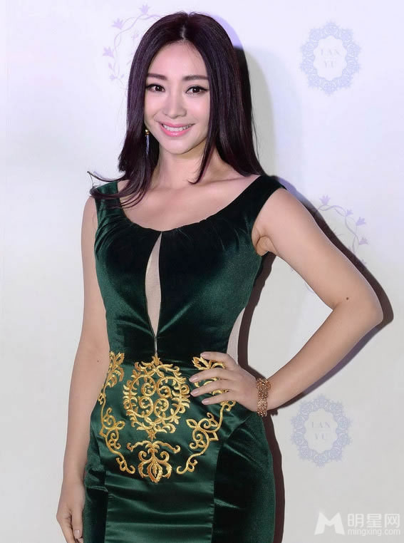 倪妮张嘉倪优雅助阵婚纱秀不敌柳岩性感抢镜_图-1