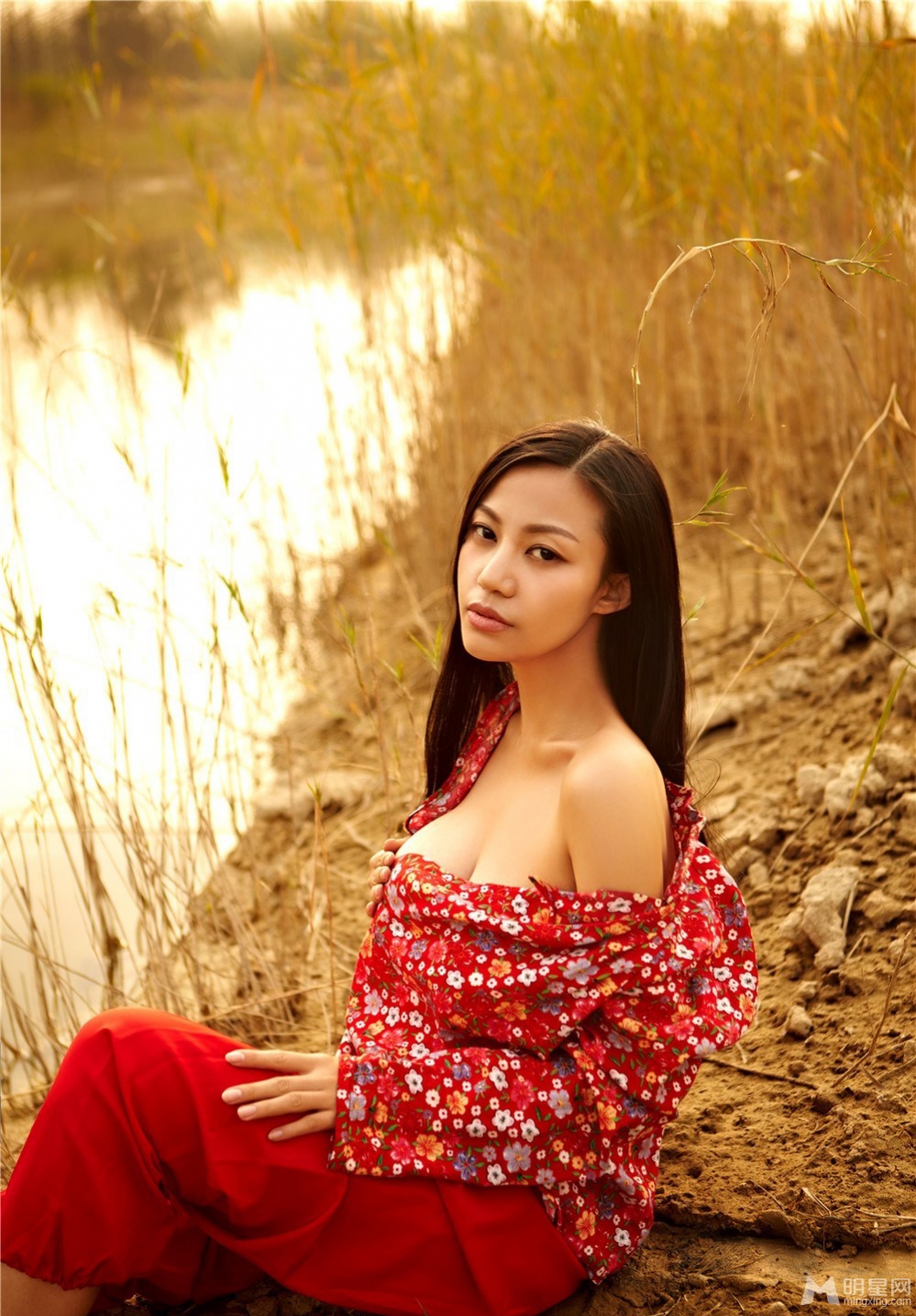 女神苏梓玲高粱地写真袒胸露背大尺度_图-5