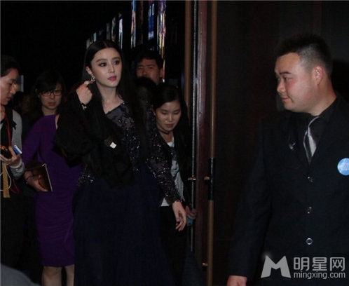 范冰冰斜肩装出席活动脸颊臃肿似郭美美_图-3