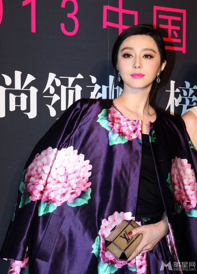 范冰冰霸气披风性感亮相回应送钻戒传闻_图-1
