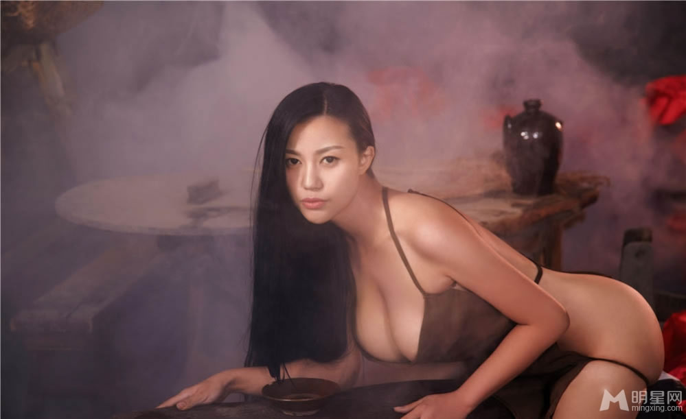 嫩模苏梓玲最新大片大尺度诠释酒娘_图-1