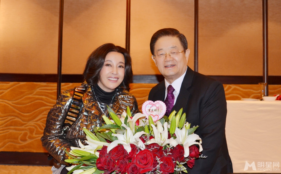 刘晓庆婚后首次庆生现场照曝光与丈夫大秀恩爱_图-5