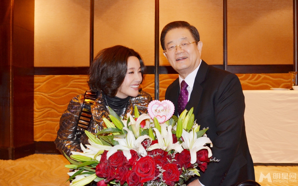 刘晓庆婚后首次庆生现场照曝光与丈夫大秀恩爱_图-6