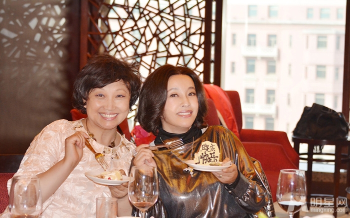 刘晓庆婚后首次庆生现场照曝光与丈夫大秀恩爱_图-10